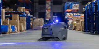 Reinigungsroboter in einem Lager